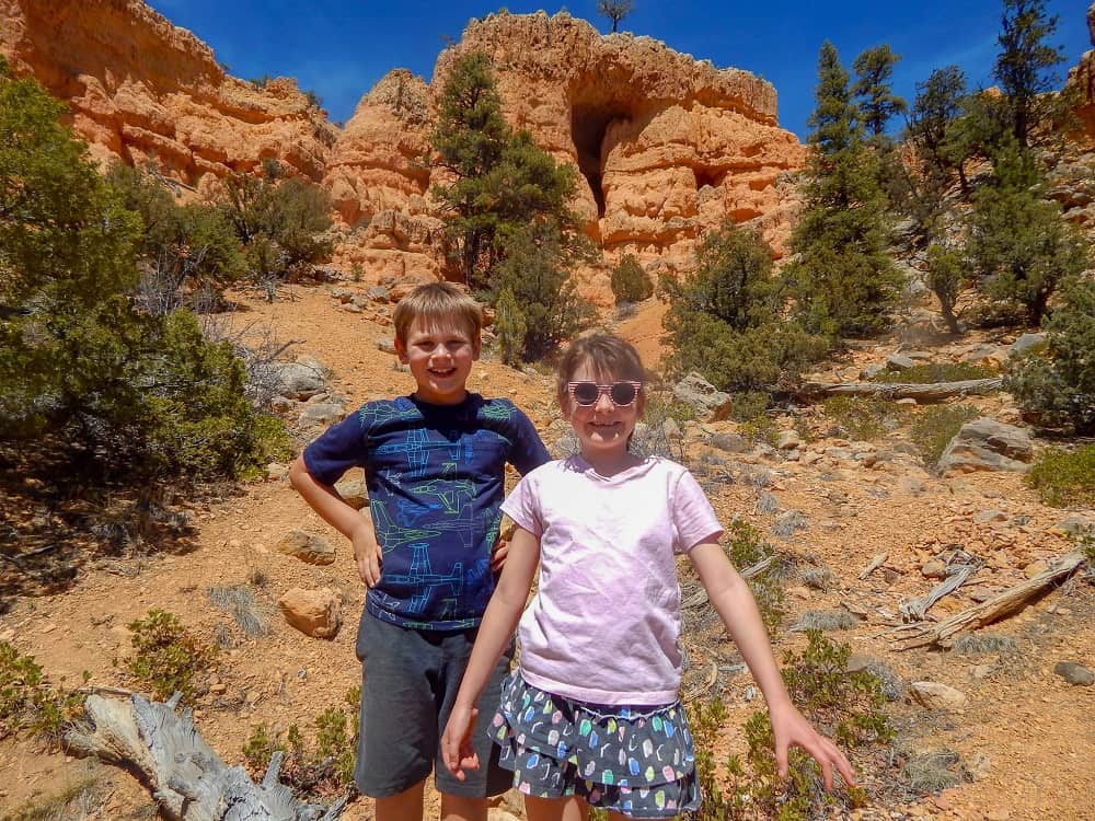 children hiking at bryce canyon